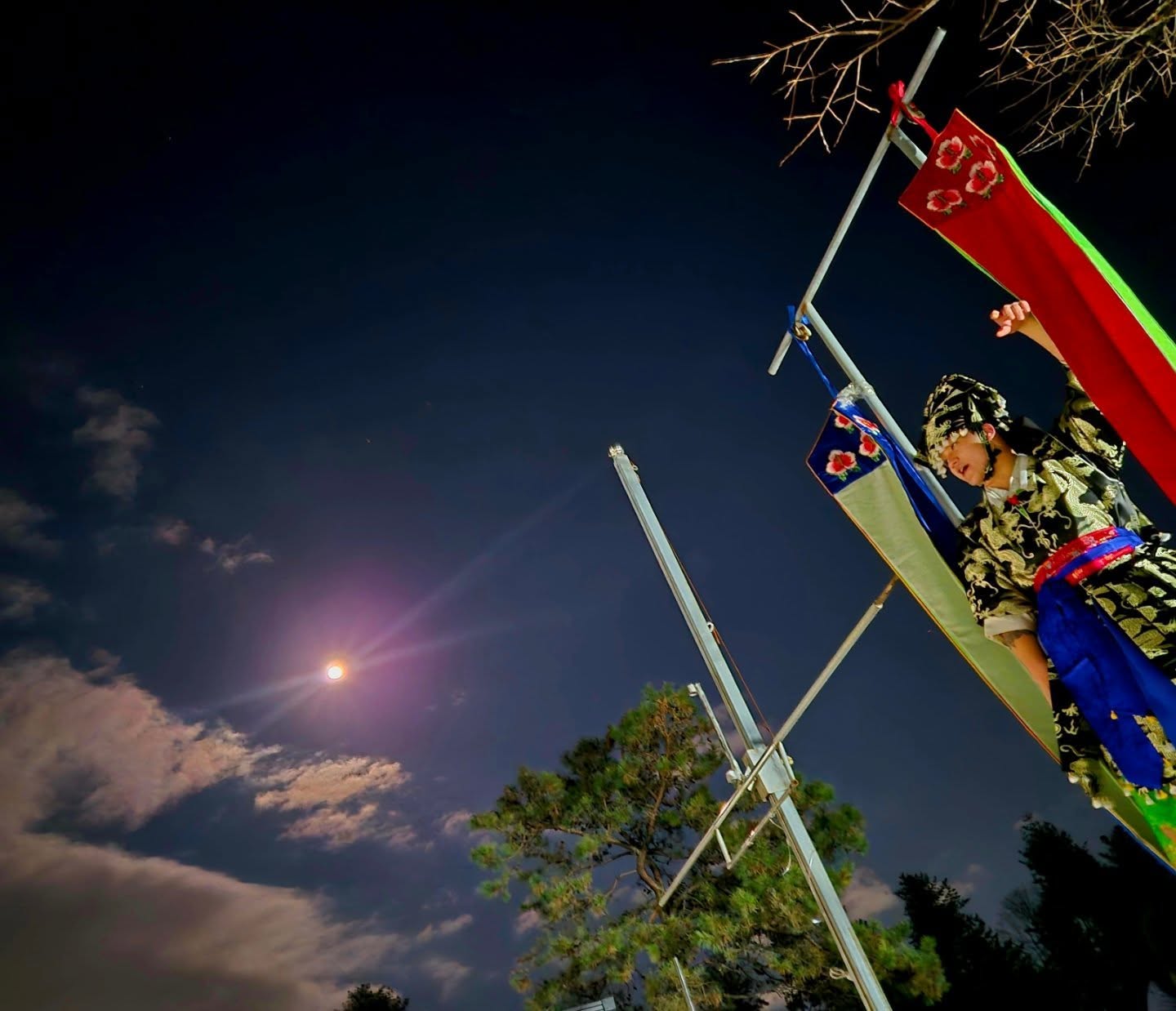 지선도령 야간 깃발 들고 하늘 향해 굿하는 모습