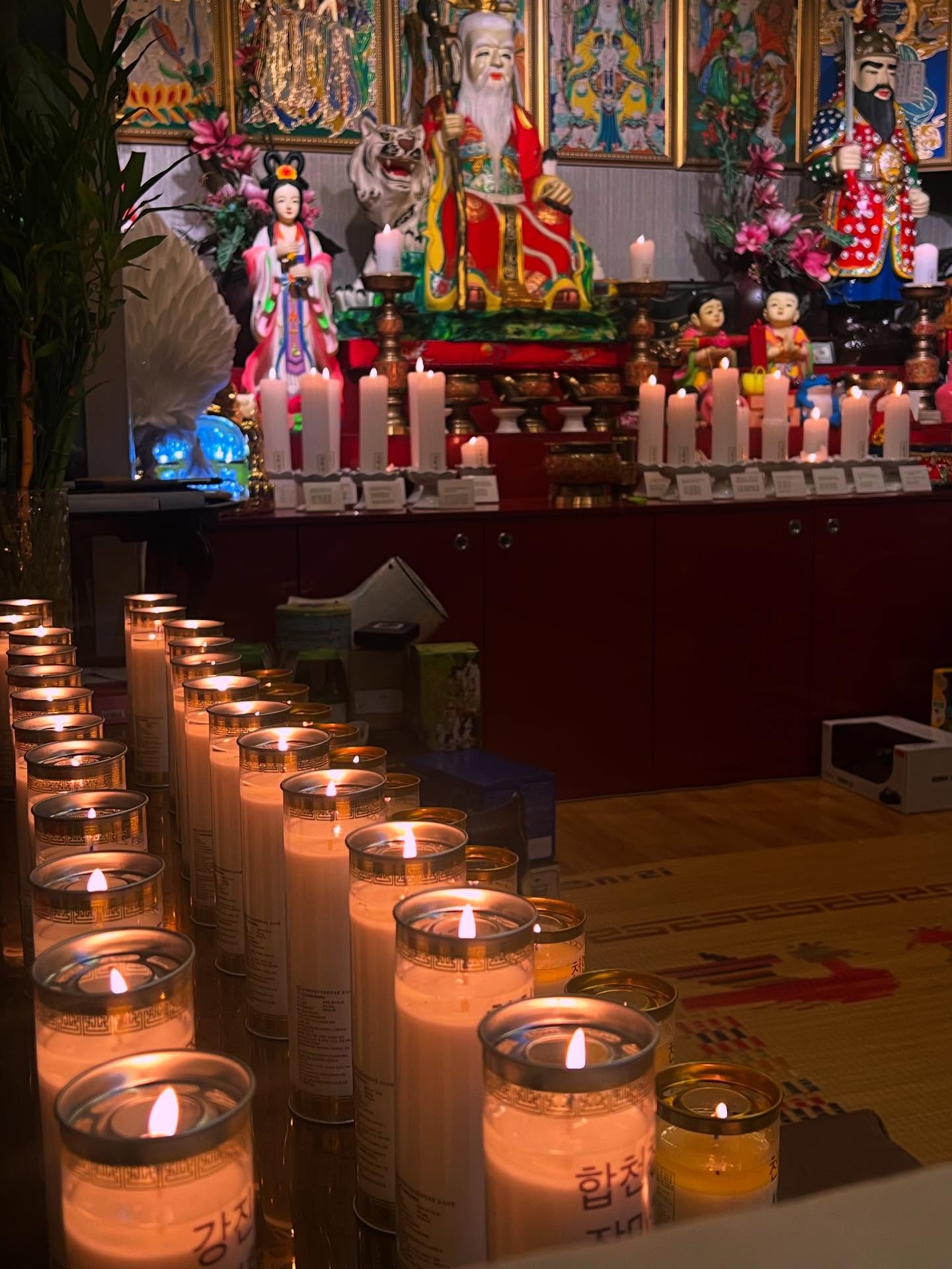 이소빈 신당 내부 - 촛불과 신상